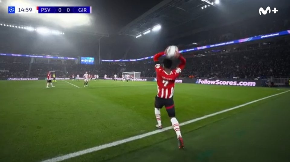 Polémica en el saque de banda de Tillman para el gol del PSV al Girona (Movistar+)