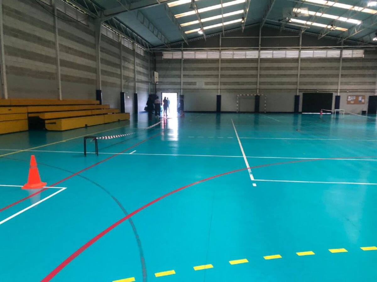 El pabellón "Andrés Mateo", sede para la vacunación al personal docente en Algeciras