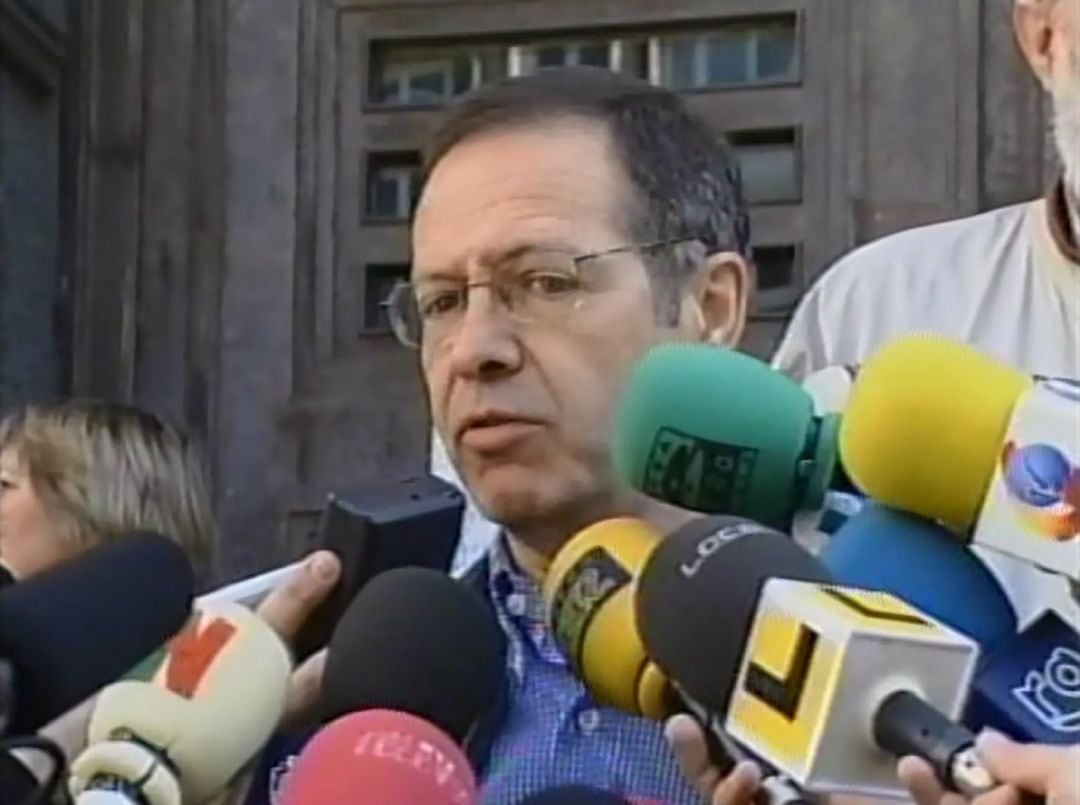 Ventura Pérez Mariño después de votar en las elecciones municipales de Vigo de 2003.