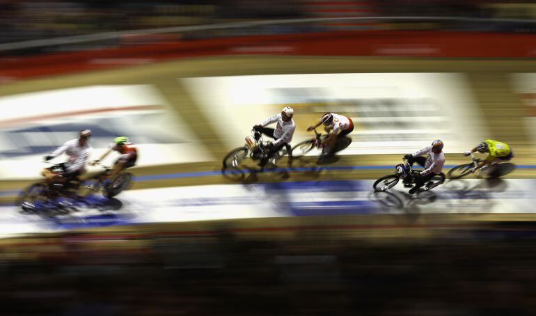 Varios ciclistas, durante una carrera en pista