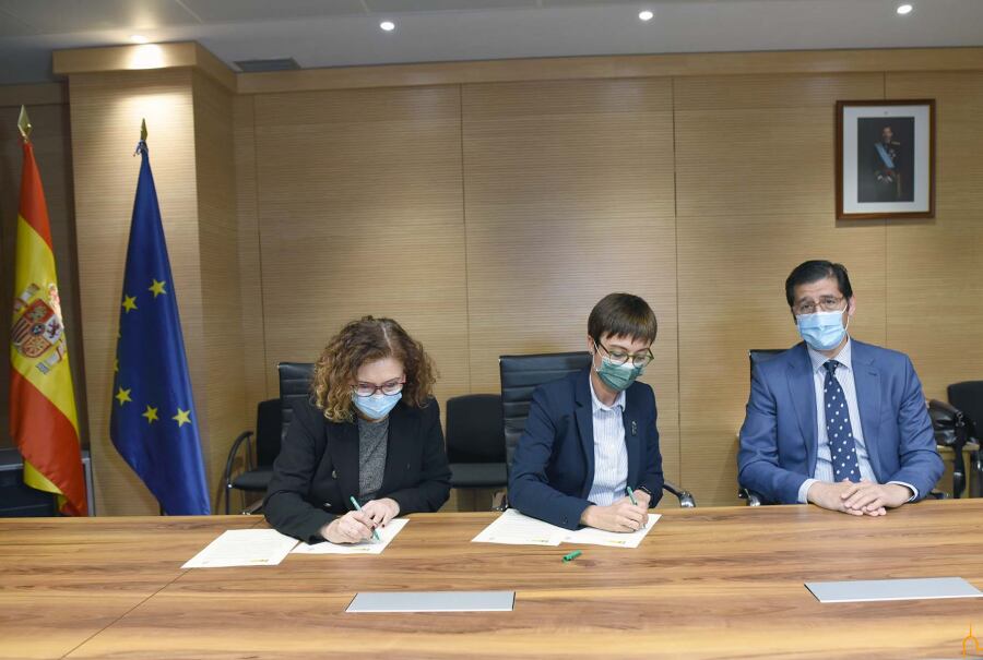 María Gamez, en el centro, junto a la alcaldesa de Migueltura, Laura Arriaga y el presidente de la Diputación, Jose Manuel Caballero