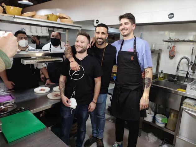 Mauro, Omar y Javier, con Juan Víu al fondo, en el restaurante Ramé