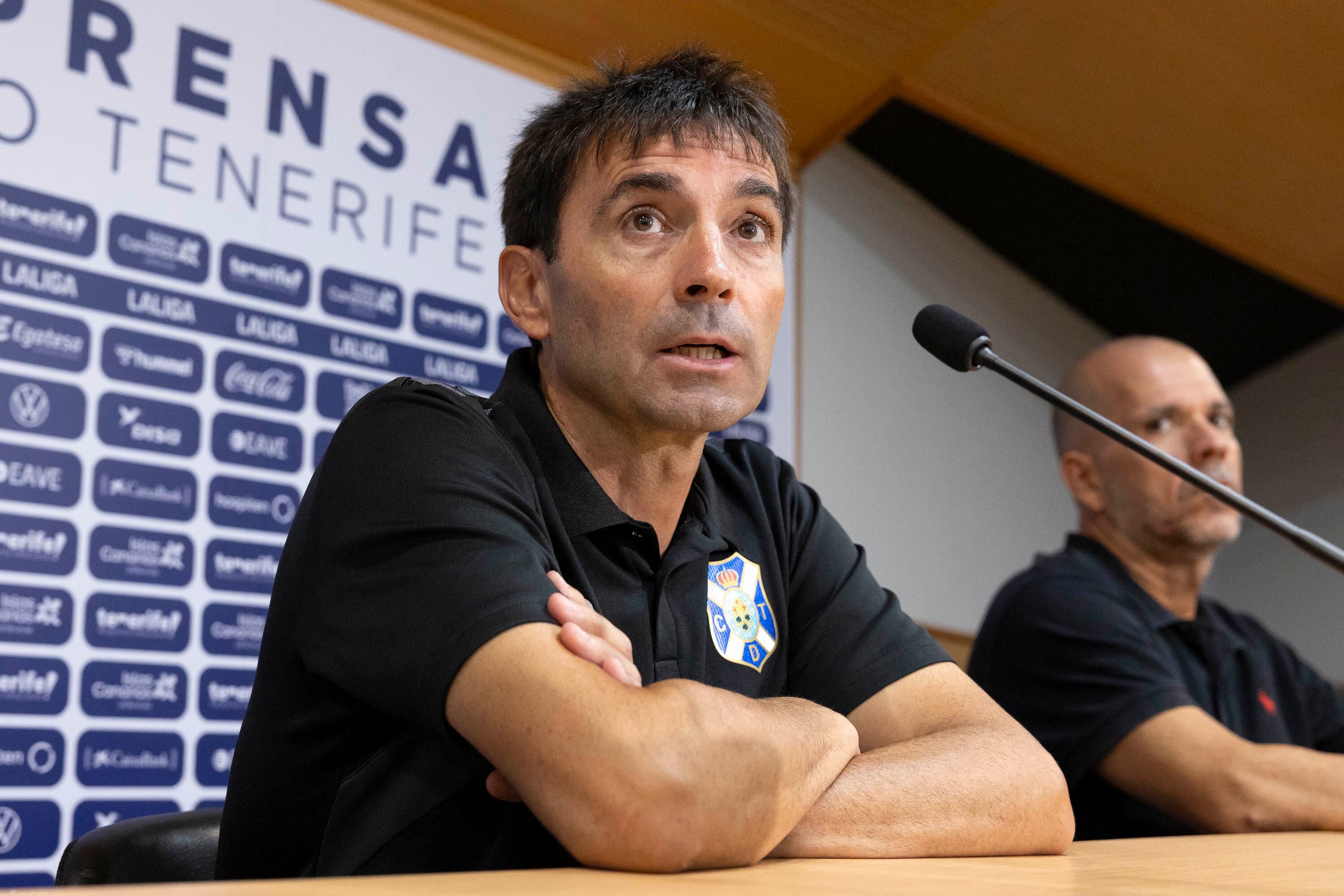 SANTA CRUZ DE TENERIFE (ESPAÑA), 15/09/2023.-El entrenador del Club Deportivo Tenerife, Asier Garitano, comparece ante los medios de comunicación para hablar del partido que su equipo juega este domingo en Asturias contra el Sporting de Gijón, en la jornada sexta de la Liga Hypermotion. EFE/miguel Barreto
