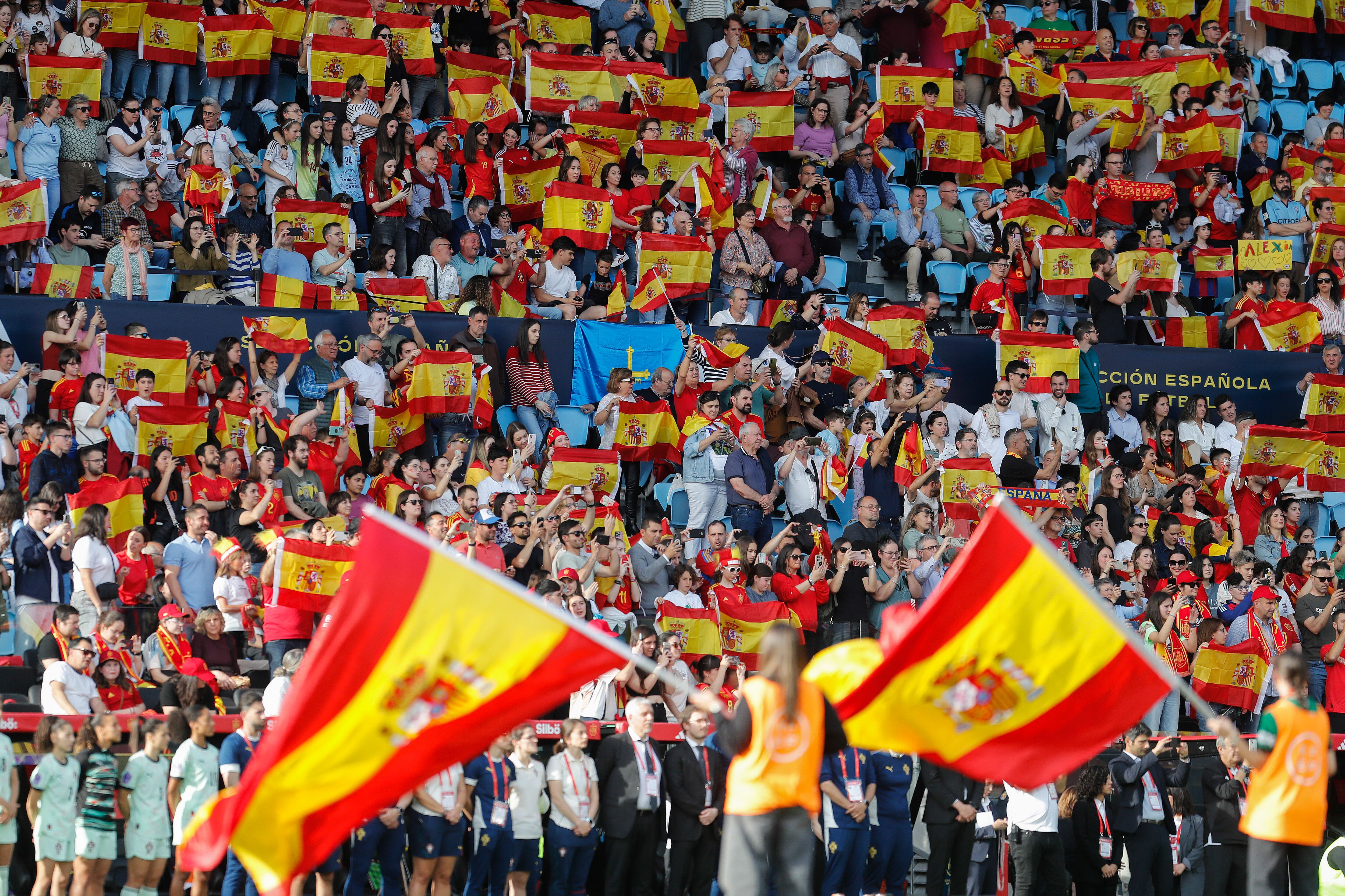 VIGO (GALICIA), 08/04/2025.- La afición española anima este martes, durante el partido de la jornada 4 del Grupo C de la Liga de Naciones Femenina UEFA, entre España y Portugal, en el estadio Abanca Balaídos de Vigo (Galicia). EFE/ Salvador Sas