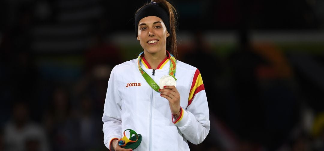 Eva Calvo, en el podium de los JJOO de Río de Janeiro, posa con su medalla de plata