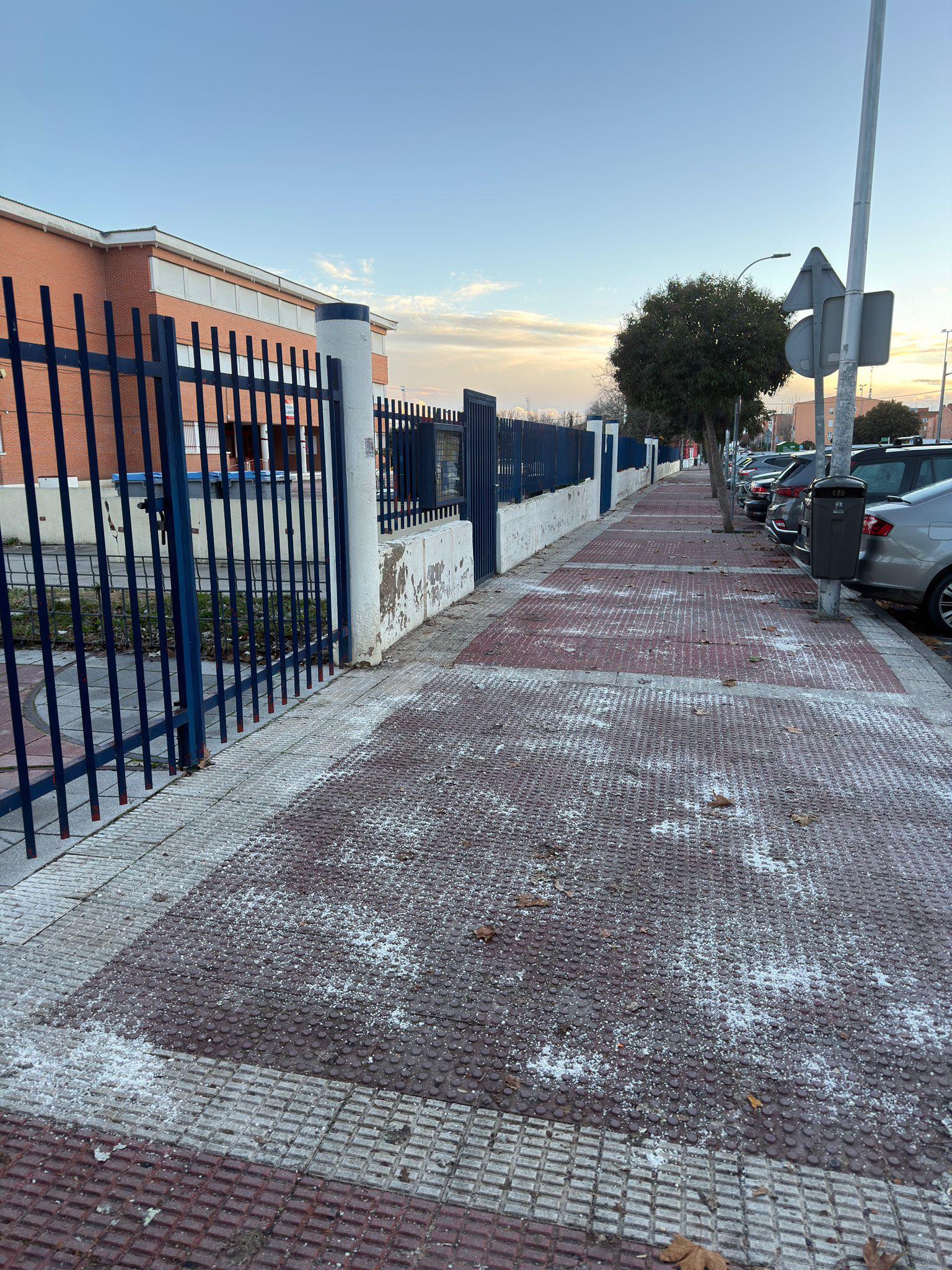 La sal se esparce en puntos estratégicos del sur de la región para evitar placas de hielo