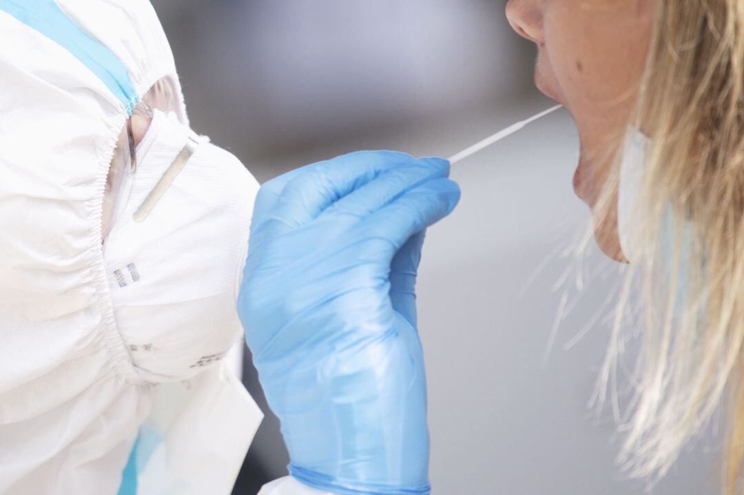 Prueba PCR de saliva en un hospital. 