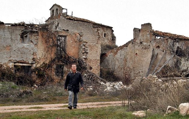 Faustino Calderón caminando entre las ruinas de Villalbilla, en Villar de Domingo García (Cuenca).