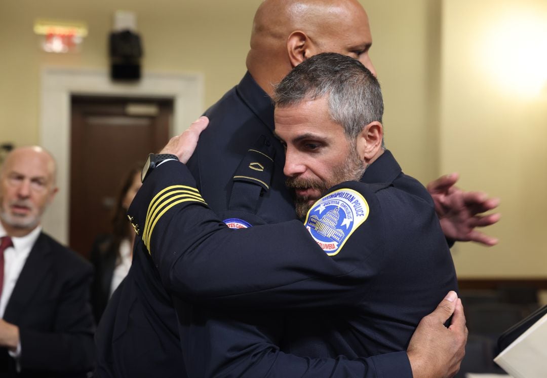 Los agentes Michael Fanone, de la Policía Metropolitana de Washington DC, y Harry Dunn, de la Policía del Capitolio, se abrazan después de testificar sobre el ataque del pasado 6 de enero.