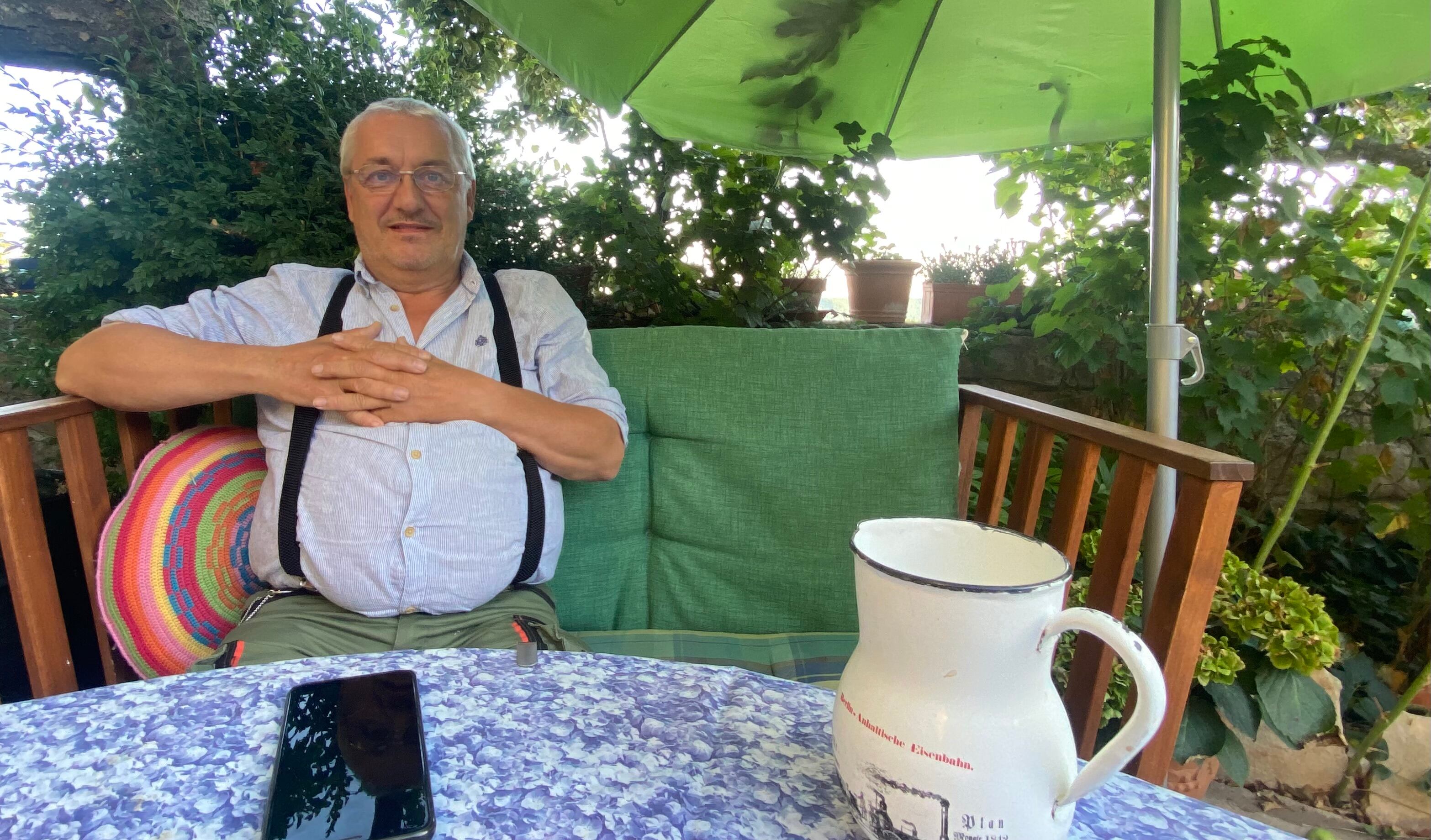 Klaus, marido de Christiana Scharfenberg, en el patio de su casa en La Cierva.