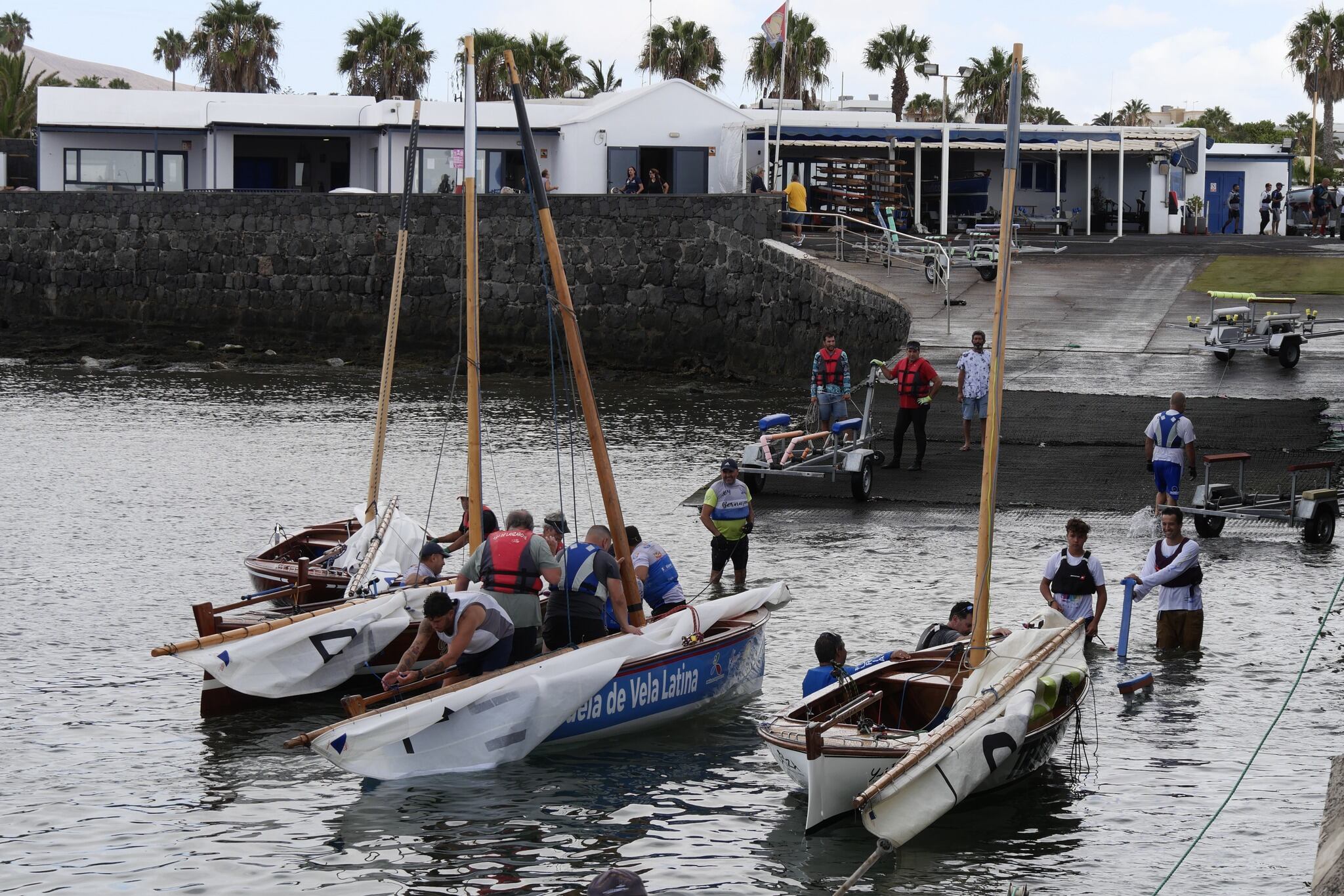 Barquillos junto a la rampa del Centro Insular de Deportes Náuticos.