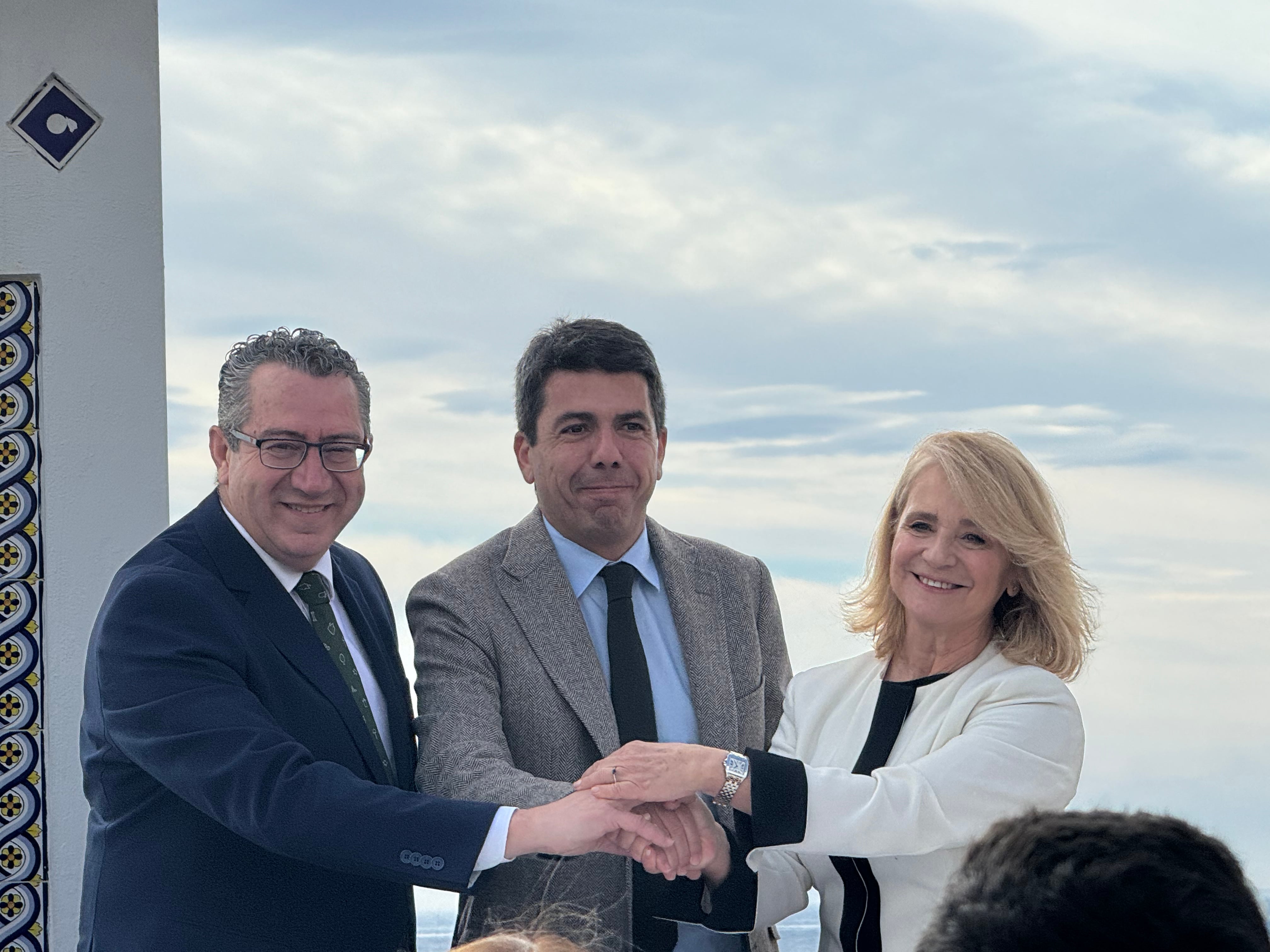 Toni Pérez, Carlos Mazón y Elena Sánchez firman el convenio del Benidorm Fest 2024 / Cadena SER