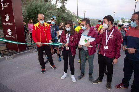 Cortando la cinta de salida el alcalde de La Iruela, Daniel Sánchez junto a Gonzalo Castillo, patrocinador de la empresa Bujarkay