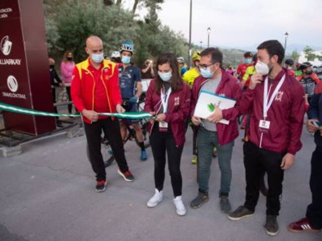 Cortando la cinta de salida el alcalde de La Iruela, Daniel Sánchez junto a Gonzalo Castillo, patrocinador de la empresa Bujarkay