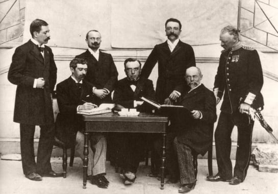 Coubertin (sentado, a la izquierda) en la reunión del primer Comité Olímpico Internacional.