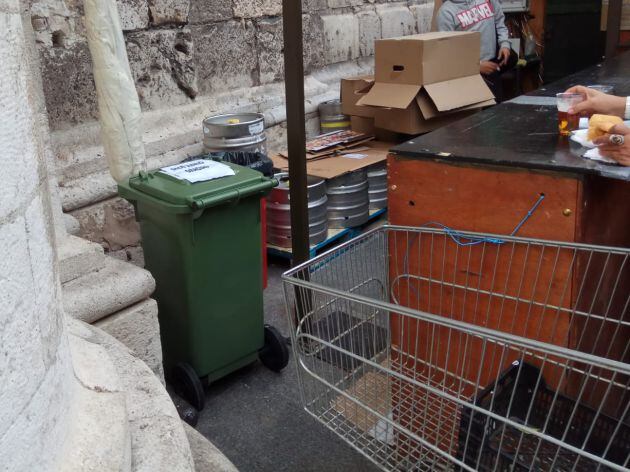 Caseta apoyada en la fachada de la Catedral de Valladolid