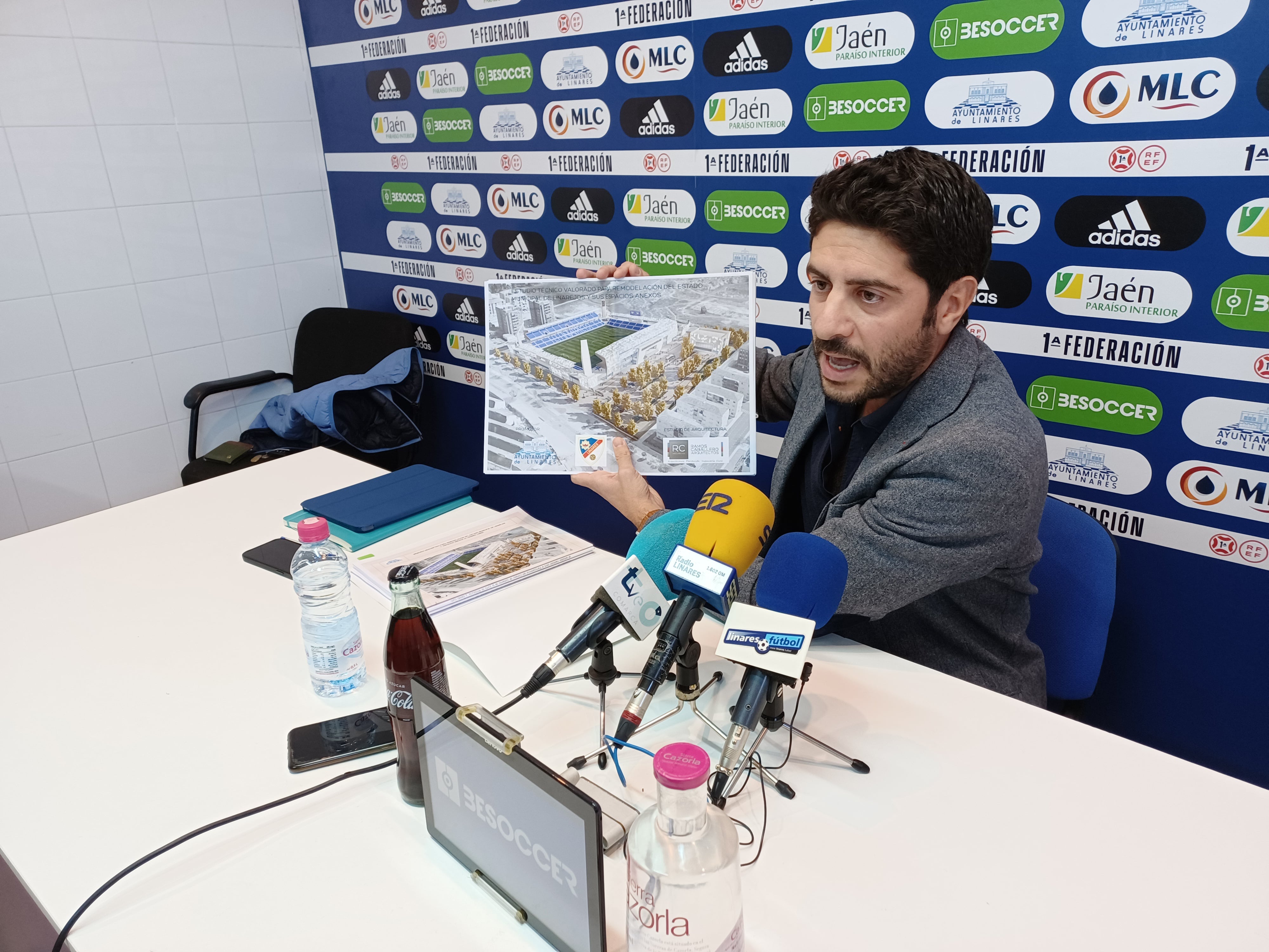 Jesús Medina, presidente del Linares Deportivo, muestra unos planos pertenecientes al estudio previo para la obra en Linarejos.