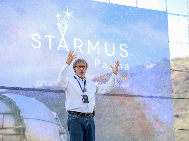 PUERTO NAOS (TENERIFE), 25/04/2025.- El físico teórico Miguel Alcubierre participa en el ciclo de conferencias de este viernes en el Festival Starmus con la charla ?Más rápido que la velocidad de la luz?. EFE / Luis G Morera