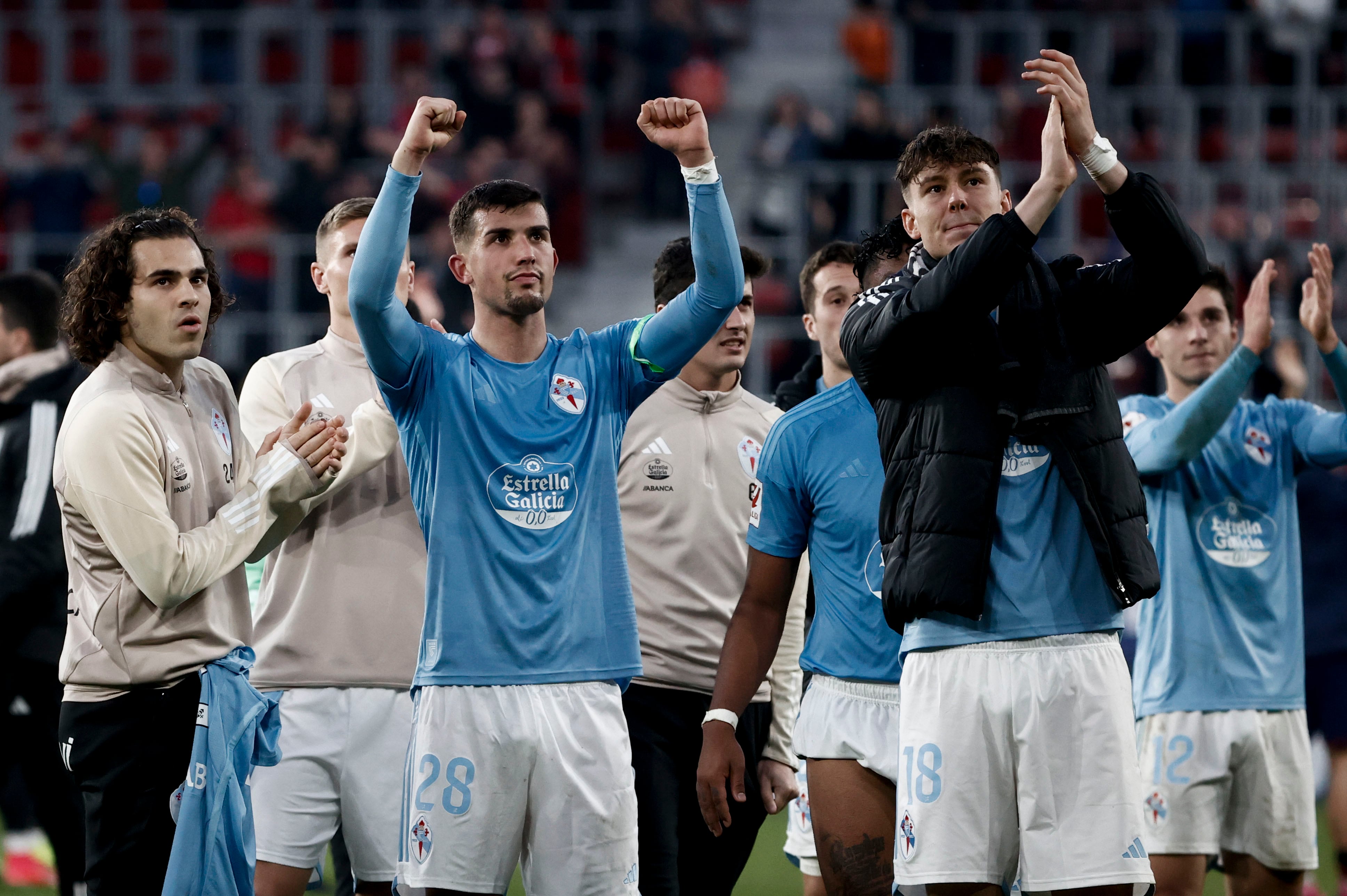 PAMPLONA, 04/02/2024.- Los jugadores del Celta celebran su victoria tras el partido de LaLiga entre el Osasuna y el Celta, este domingo en El Sadar. EFE/Jesús Diges
