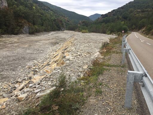 Rellenado del río Osia (Aragüés del Puerto, Huesca). Multa al Gobierno de Aragón de casi 603.000 euros por dañar el río Osia durante las obras de emergencia de una carretera en el Pirineo