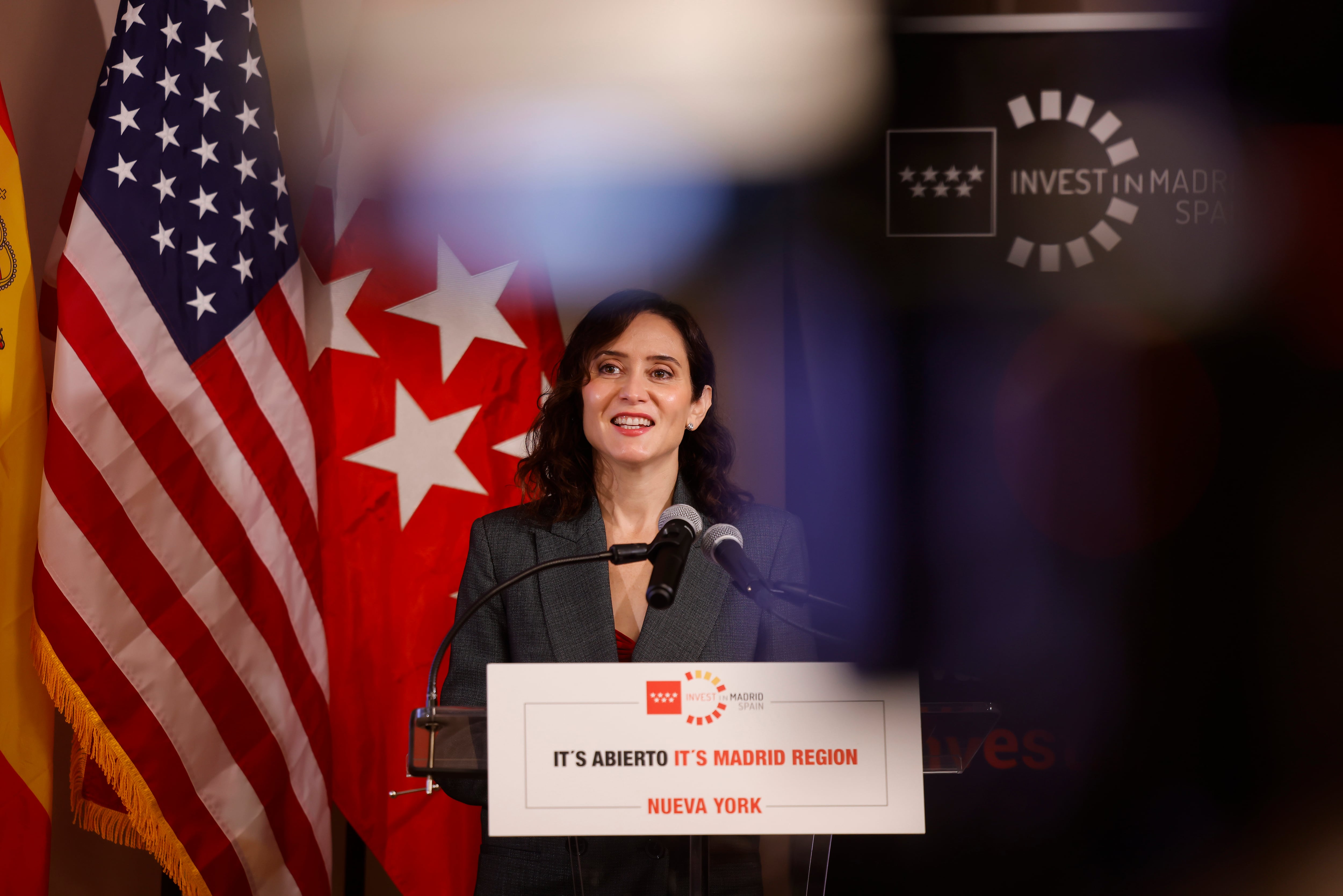 NUEVA YORK (ESTADOS UNIDOS), 10/03/2026.- La presidenta de la Comunidad de Madrid, Isabel Díaz Ayuso, en el marco de un encuentro organizado por Invest in Madrid en la tercera jornada de su viaje institucional a Estados Unidos, ha presentado hoy en Nueva York (EE.UU), 13 proyectos estratégicos en la región de interés para empresarios, fondos de inversión y startups norteamericanos, y animarlos de esta manera a ?seguir poniendo sus ojos? en la ?región capital de España y al servicio de todos?. EFE/Comunidad de Madrid/SÓLO USO EDITORIAL/SÓLO DISPONIBLE PARA ILUSTRAR LA NOTICIA QUE ACOMPAÑA (CRÉDITO OBLIGATORIO)