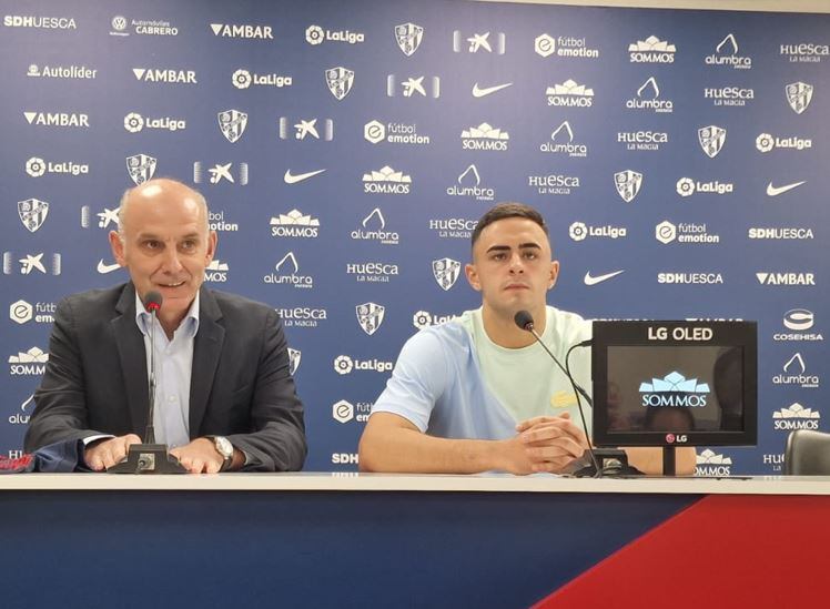 Martín González junto a Rubén Pulido en la presentación del central