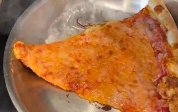 Imagen del vídeo con el truco para recalentar la pizza