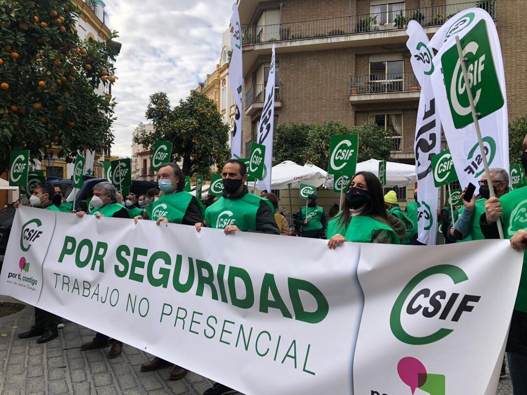 Concentración de CSIF en la Plaza de la Contratación de Sevilla