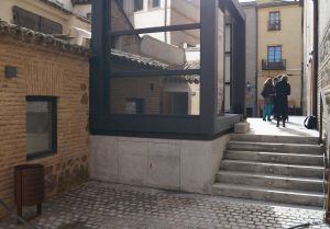 Acceso a los baños públicos del Taller del Moro en Toledo. Un acceso no apto para personas con movilidad reducida