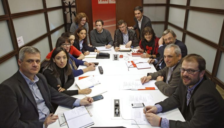 GRA060. MADRID, 13/02/2015.- Fotografía facilitada por el PSM del presidente de la gestora y diputado socialista Rafael Simancas (2d) junto al portavoz socialista en el ayuntamiento, Jaime Lissavetzky (3d) y la comisión de gestores que se ha puesto al frente del Partido Socialista de Madrid (PSM), durante el inicio del proceso para consultar a la militancia sobre el próximo candidato autonómico en los comicios de mayo en Madrid. EFE/***SOLO USO EDITORIAL***