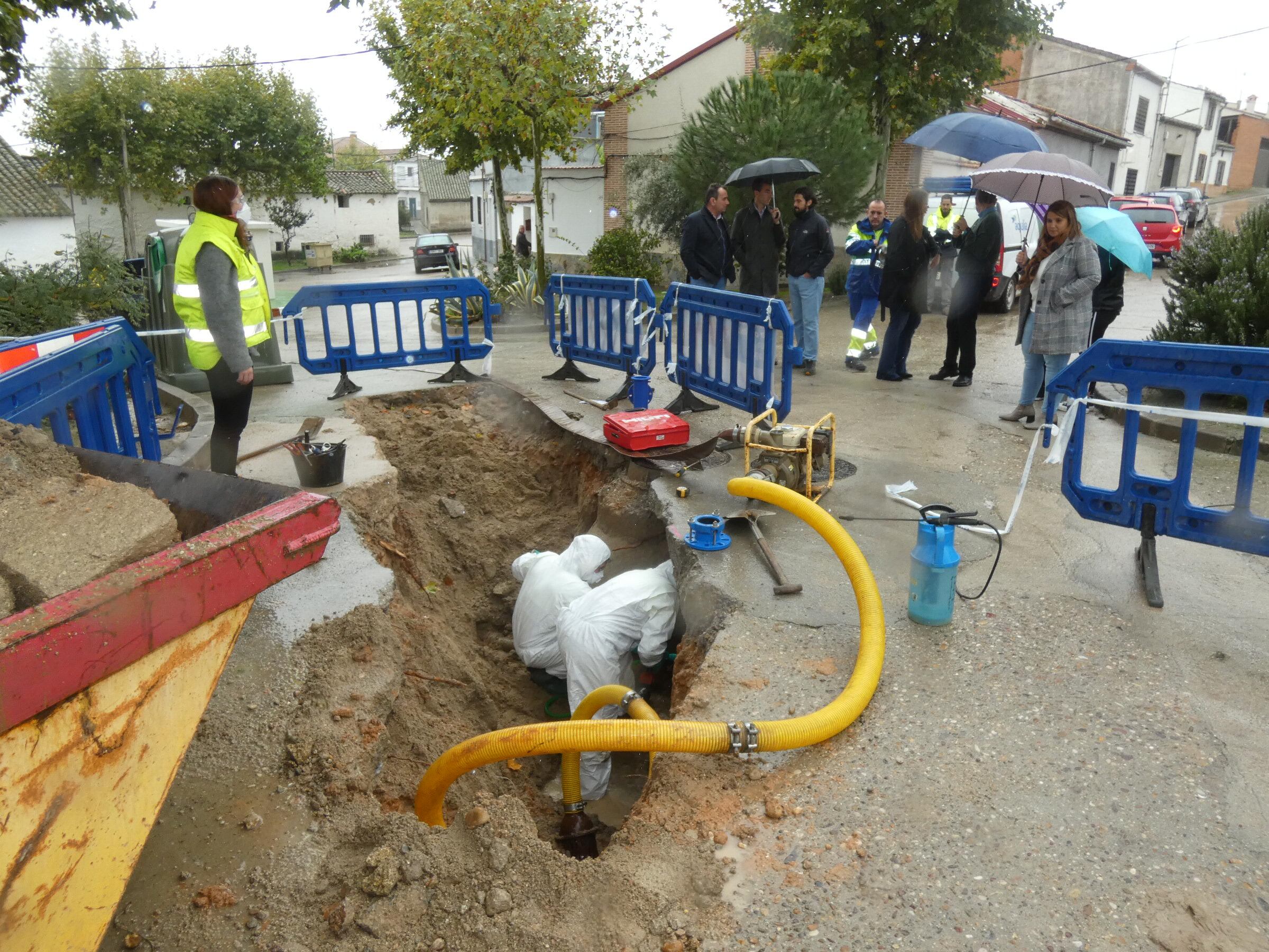 La alcaldesa visita las obras de mejora de abastecimiento