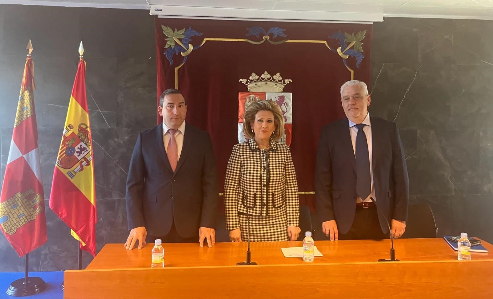 El delegado territorial, Eloy Ruiz, junto a la Gerente Regional, Violeta Martínez, y el nuevo Gerente Provincial de Salud, Luis Alberto Álvarez