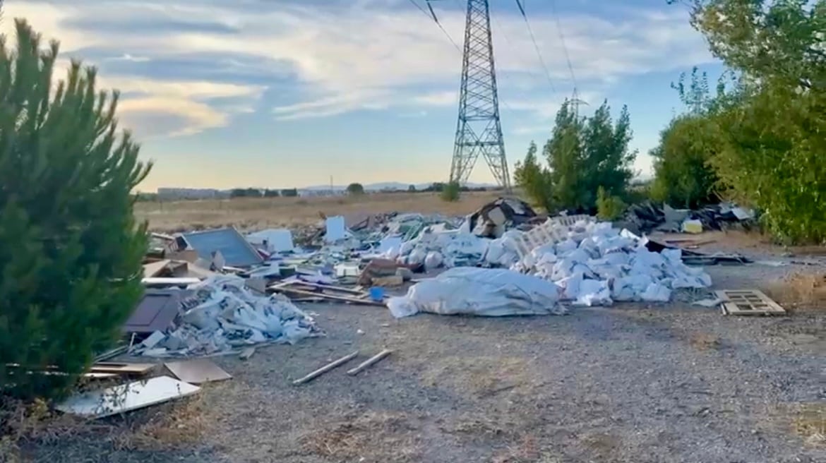 Los restos de obra en el margen de la carretera M-406