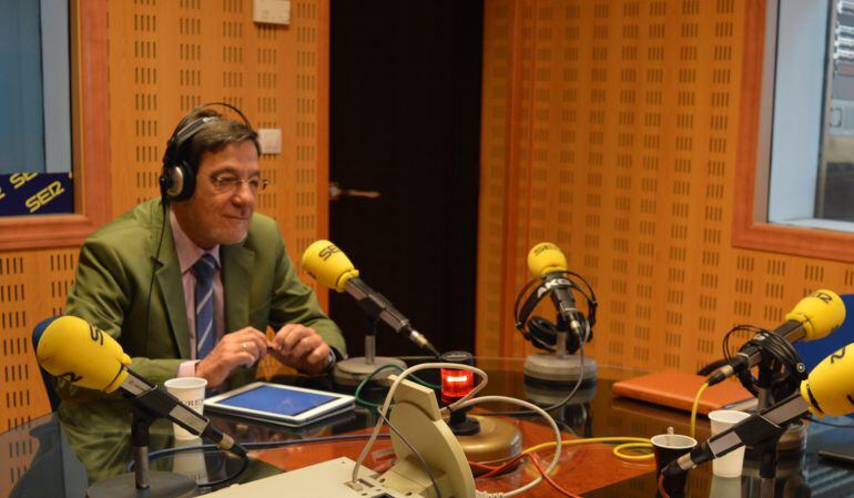 Juan Luis Ibarra, en los estudios de Radio Bilbao