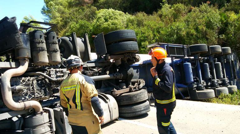 Imagen del tráiler accidentado cerca de Mequinenza