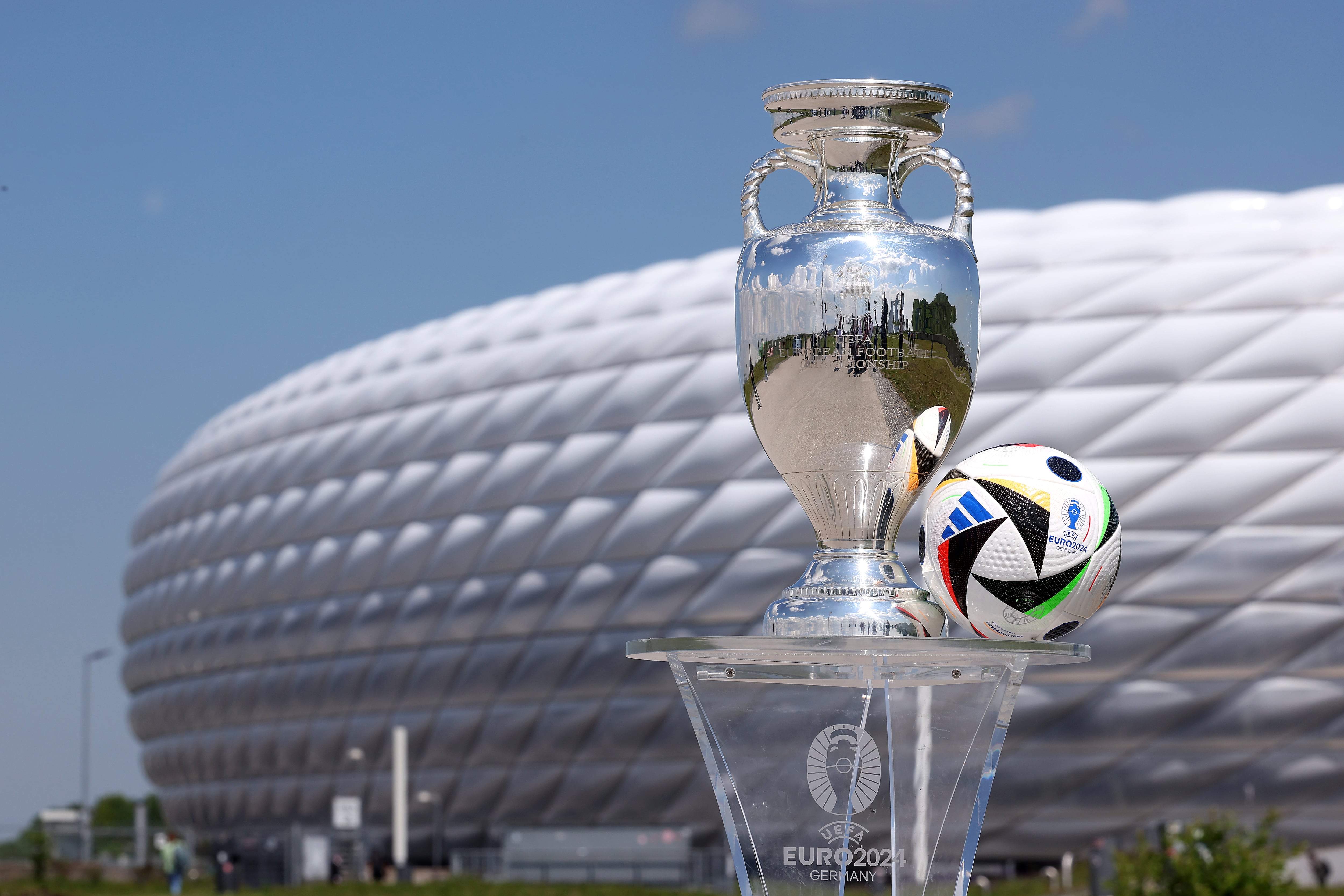 El trofeo y el balón oficial de la Eurocopa 2024 expuestos frente al Allianz Arena, una de las sedes del torneo que se juega en Alemania. (Photo by Alexander Hassenstein - UEFA/UEFA via Getty Images)