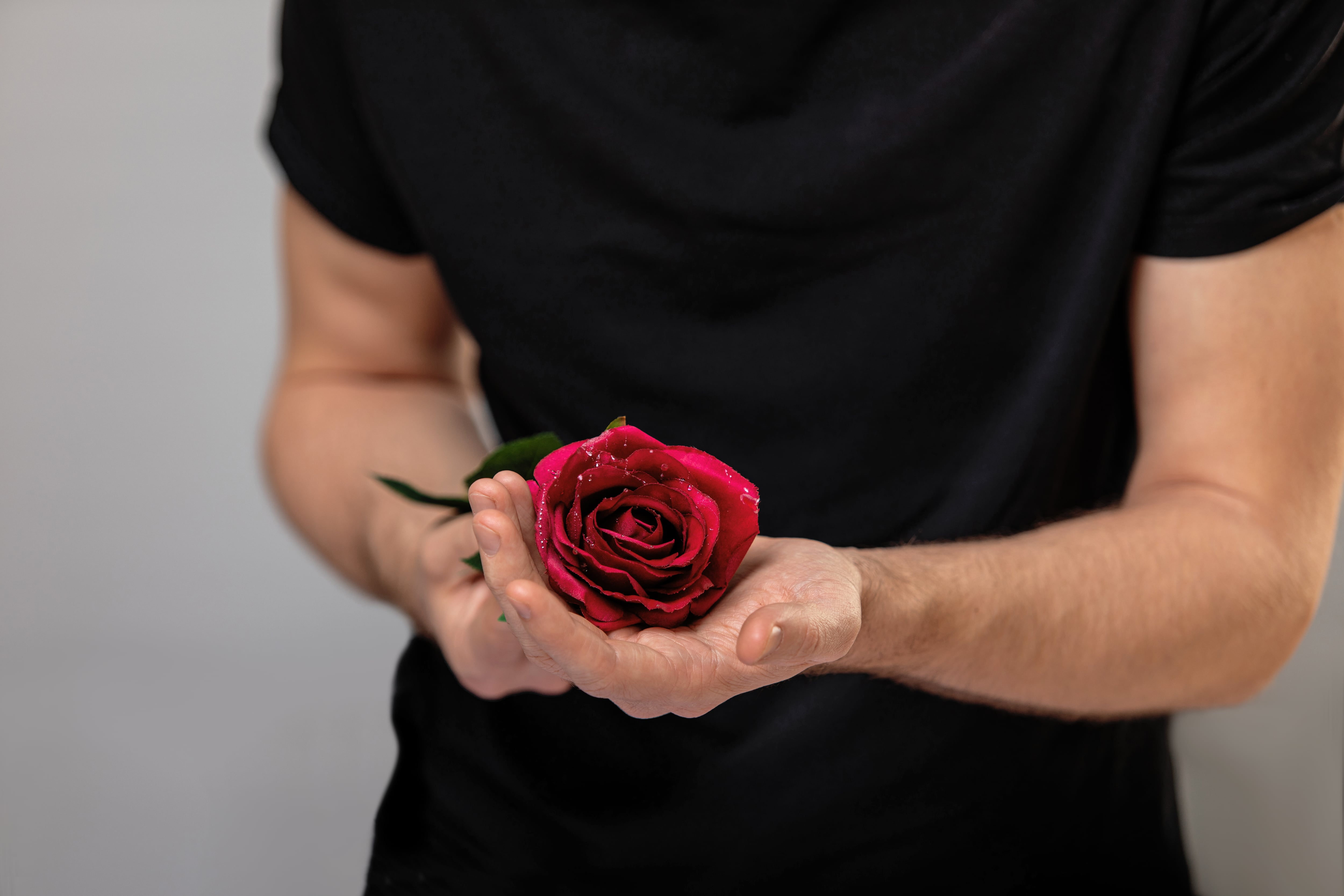 Hombre con una rosa