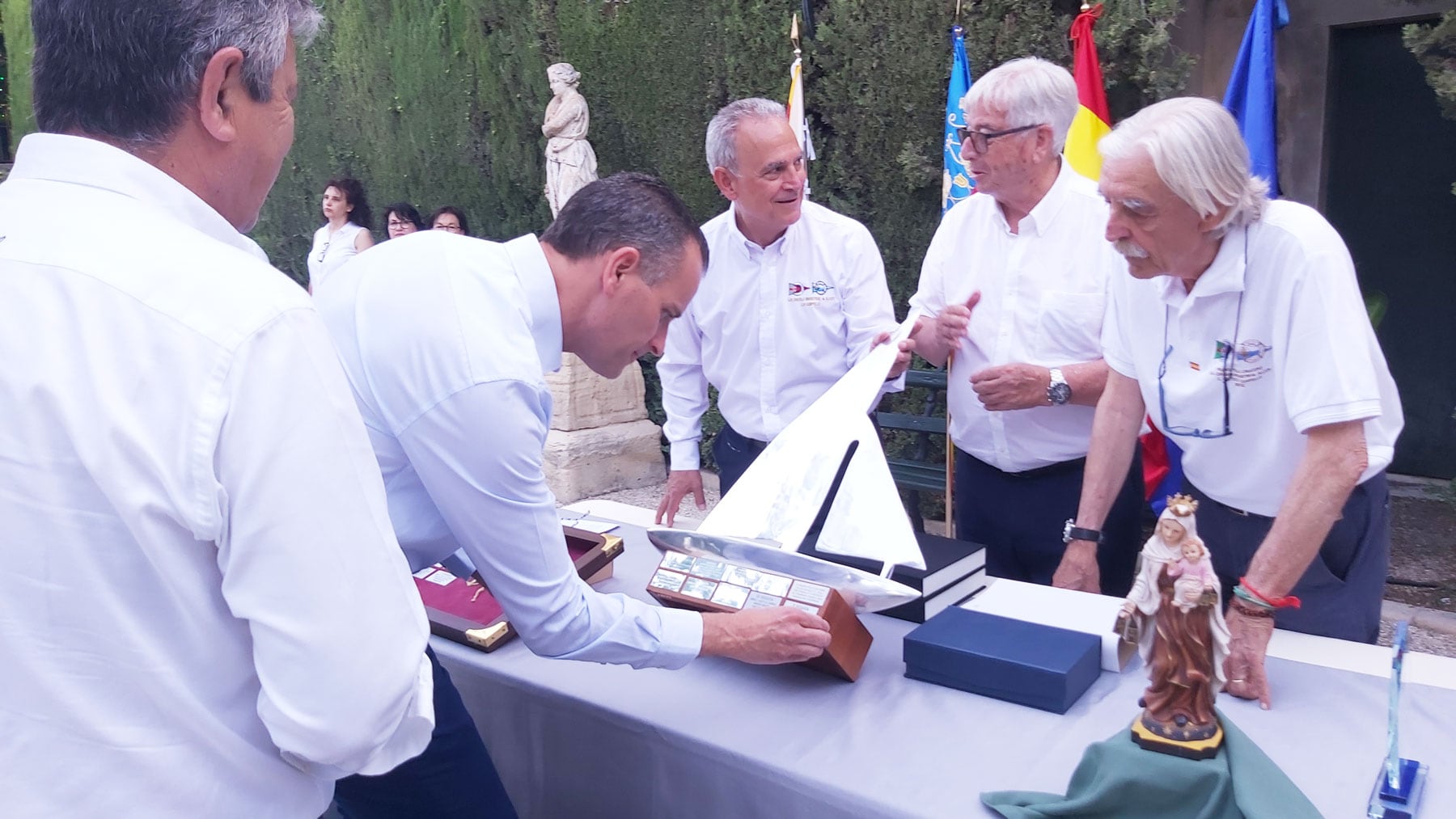 Instante en el que Alberto Belda coloca la placa del ganador de la pasada regata