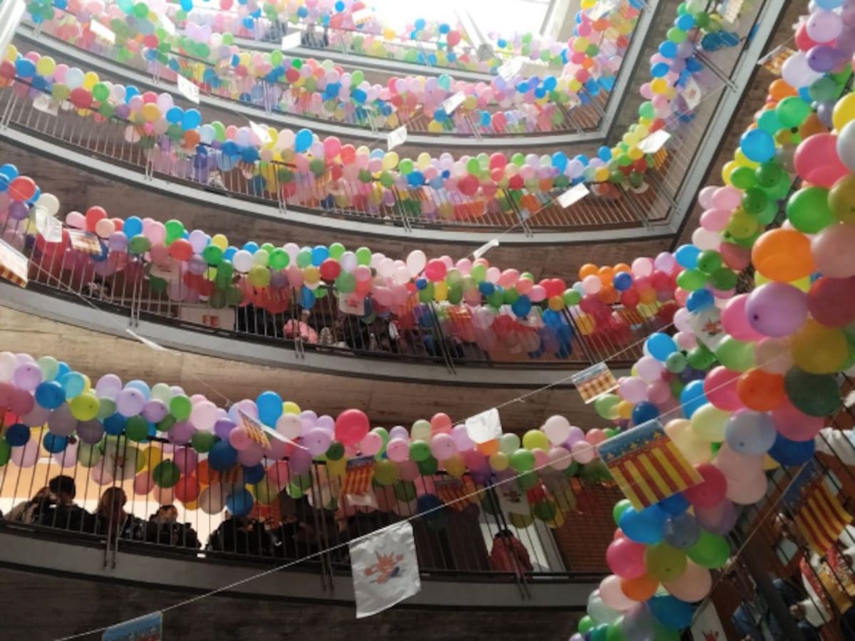Botellas de plástico y globos como materiales para una mascletà en la Safor
