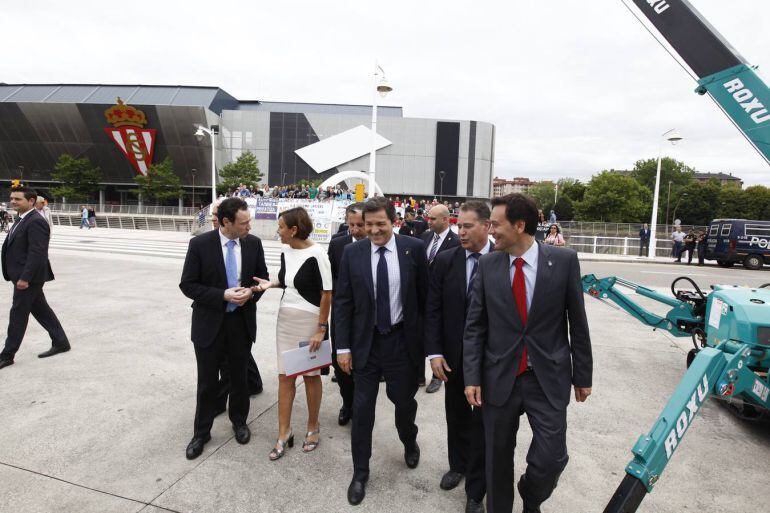 Autoridades a la entrada del recinto ferial de Gijón.