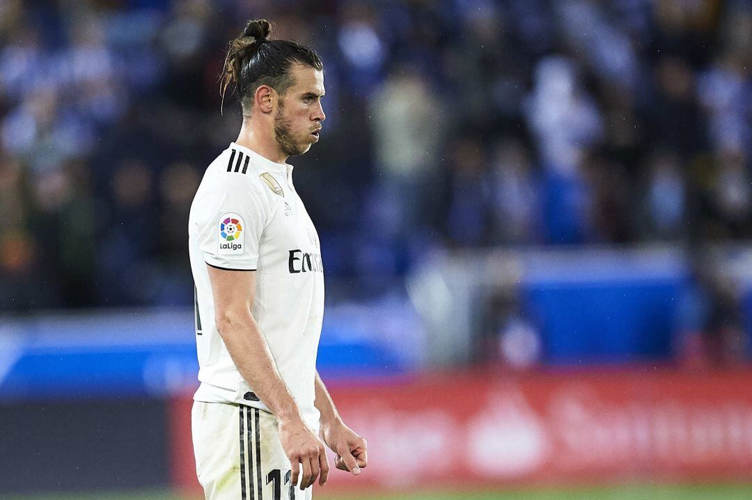 Gareth Bale sopla durante el partido ante el Alavés en Mendizorroza