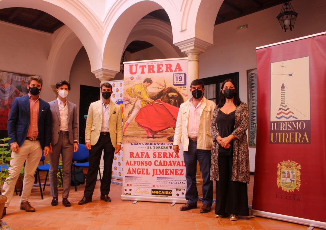 De izquierda a derecha, Alfonso Cadaval, Ángel Jiménez, Rafael Serna, Carmelo García y la delegada municipal de Fiestas Mayores en el Ayuntamiento de Utrera, María del Carmen Cabra