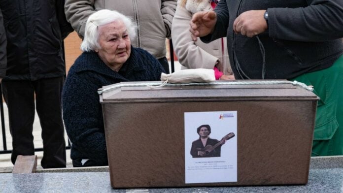 Agustina Recio junto a la urna que contiene los restos de su padre, fusilado por el franquismo en 1936