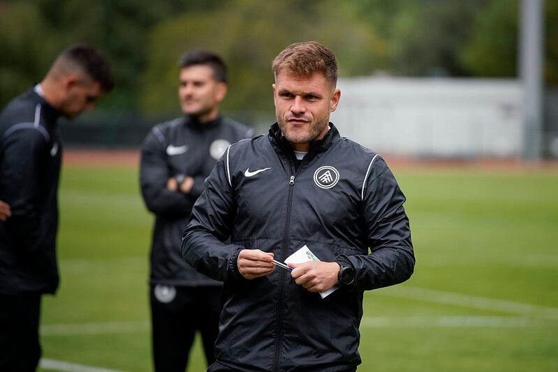 El tècnic Ferran Costa, en l'entrenament previ abans de marxar cap a Sestao