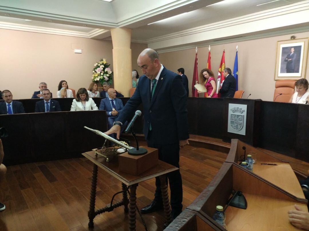 Miguel Ángel de Vicente jura el cargo como presidente de la Diputación de Segovia en el salón de plenos del Palacio Provincial.