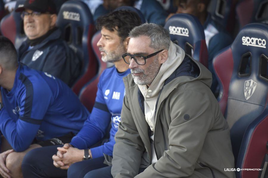 Jon Pérez Bolo en el banquillo de la SD Huesca durante el partido ante el Mirandés