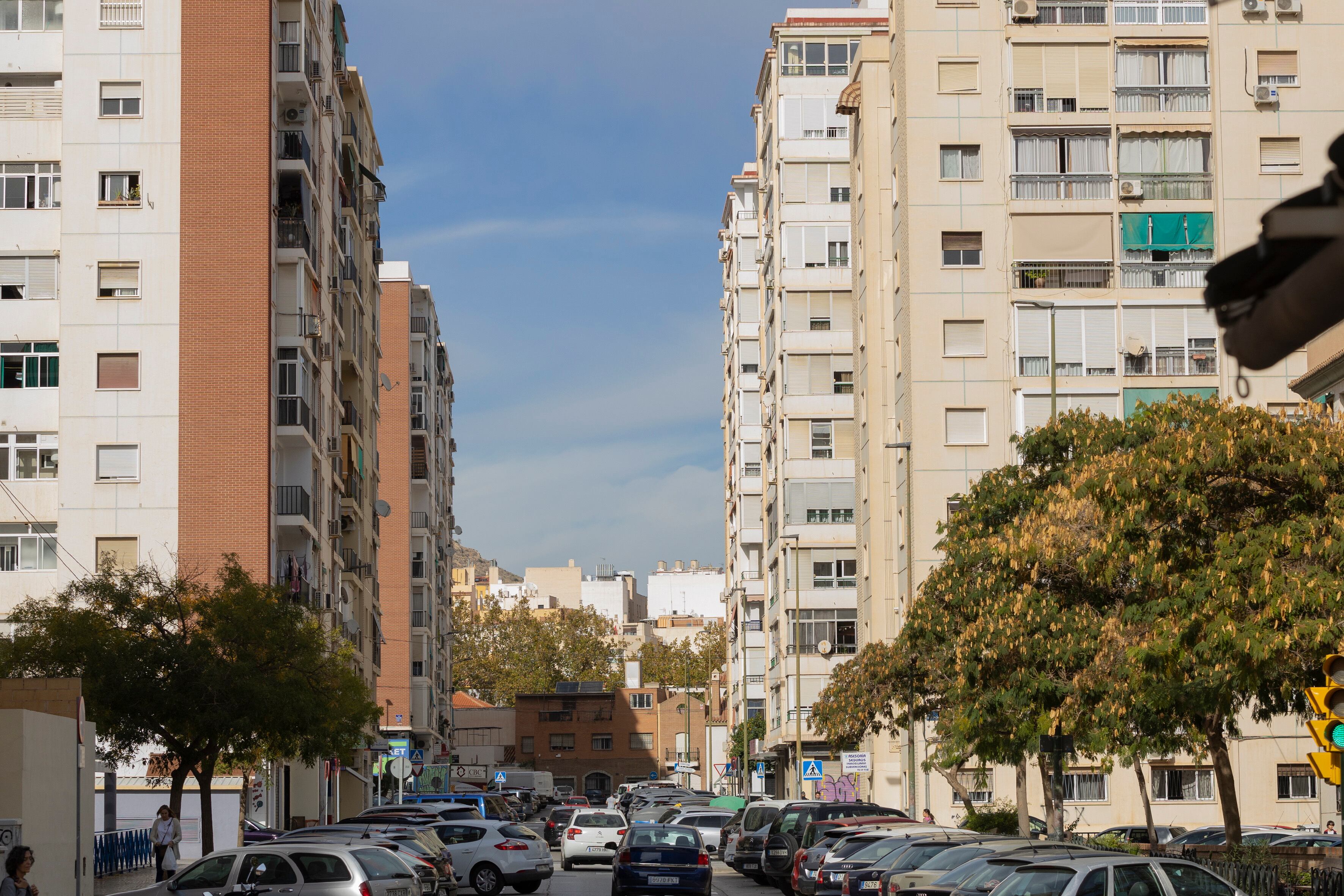 GRAFAND6672. MÁLAGA, 16/11/2023.- Imagen de la barriada Gamarra de Málaga donde un hombre de 43 años ha sido detenido en una actuación conjunta de la Policía Local y Nacional tras haber agredido supuestamente a su mujer, de 37, y a la hija de ambos, de 18, con un cuchillo de cocina. EFE/Álvaro Cabrera