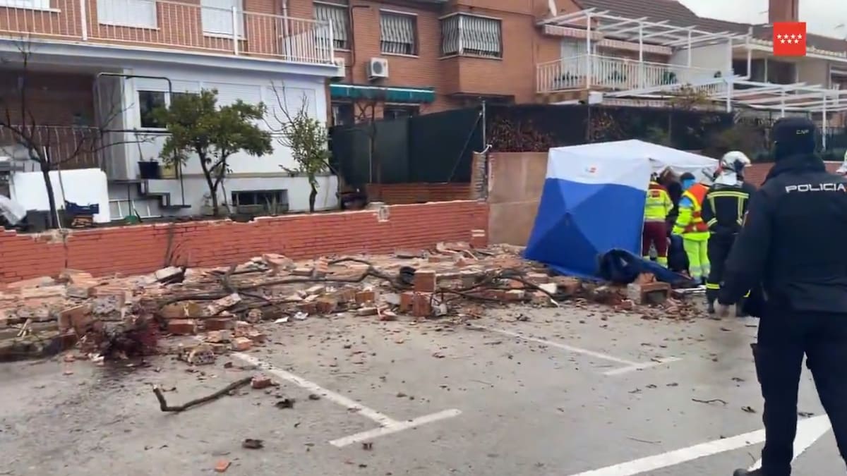 El derrumbe del muro de un chalé en Getafe atrapa a dos peatones