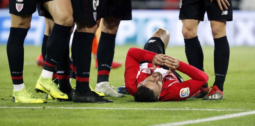 El delantero del Athletic Club de Bilbao, Aritz Aduriz, se lamenta tras sufrir una lesión en el partido de ida de octavos de final de la Copa del Rey disputado ante el Sevilla FC hoy en San Mamés