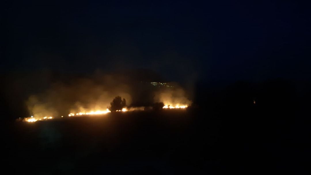 Frente del incendio, al fondo se observa la aldea de Aulabar